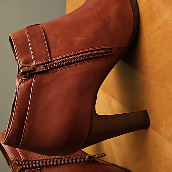 Designer Leather Booties! NWOT. Gorgeous Autumn caramel color. Size 7 1/2 - Picture 5 of 8